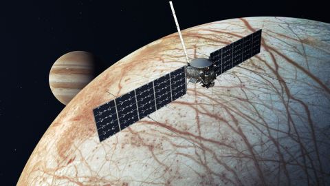 Esta ilustración muestra a Europa Clipper después de llegar a la luna helada, con Júpiter al fondo.