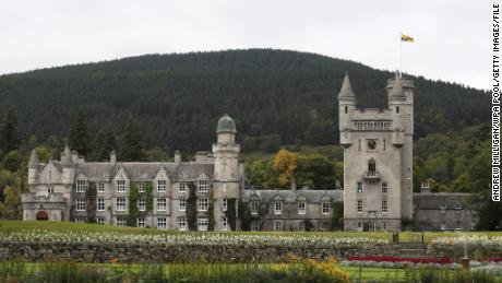 El castillo de Balmoral en Escocia es parte de la fortuna privada de la difunta reina Isabel.