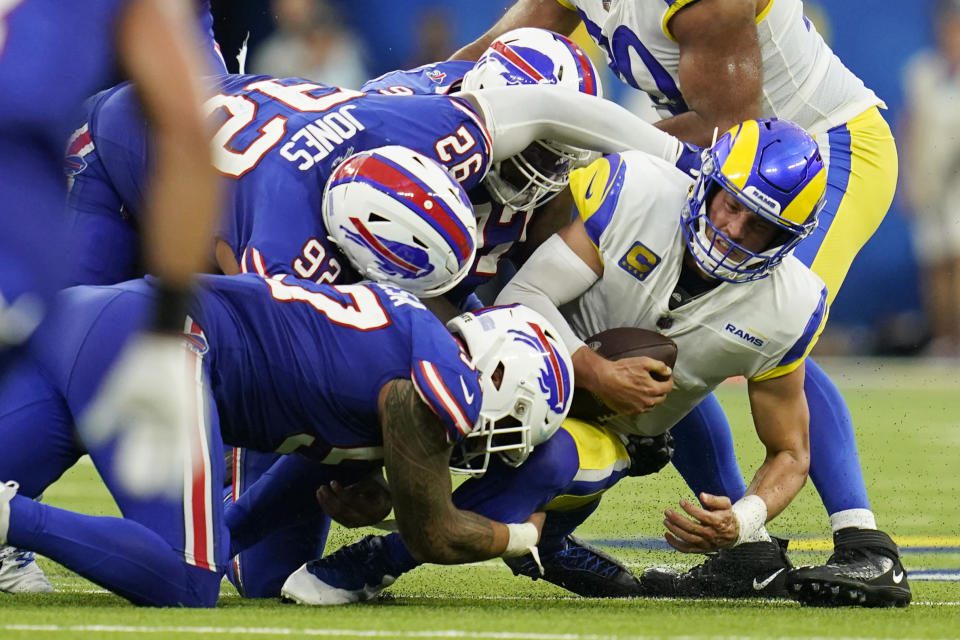 No fue una noche divertida para Matthew Stafford (derecha) y la ofensiva de los Rams contra los billetes.  (Foto AP/Ashley Landis)