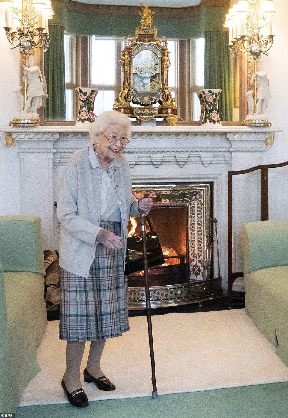 VIDA DE SERVICIO: La Reina, con su bastón y un moretón en la mano, sonríe el martes mientras recibe al primer ministro saliente, Boris Johnson, y a su sucesora, Liz Truss.