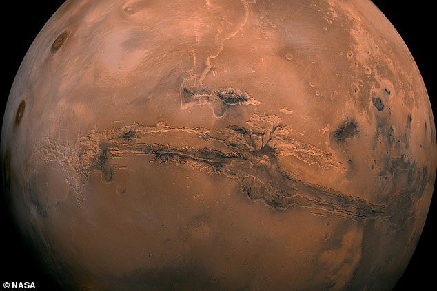 Los científicos han descubierto nueva evidencia que sugiere que puede haber agua líquida en Marte, un gran avance en nuestro esfuerzo de larga data para determinar si el Planeta Rojo alguna vez albergó vida.