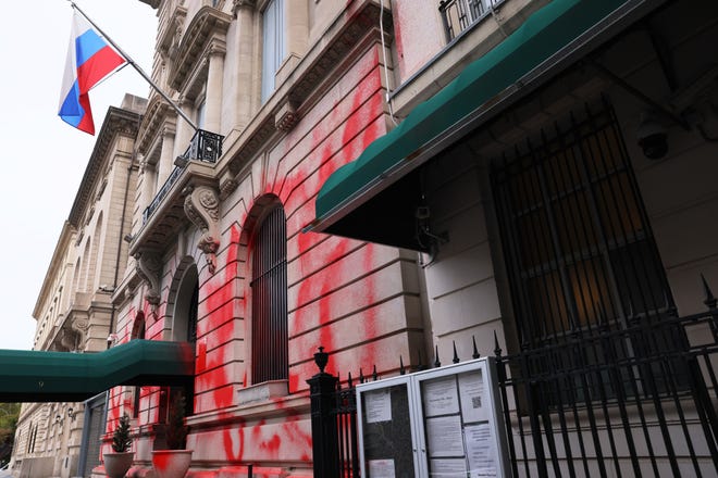 Se ve pintura roja extendiéndose por las paredes del Consulado de Rusia después de que fue objeto de vandalismo el 30 de septiembre de 2022 en la ciudad de Nueva York.