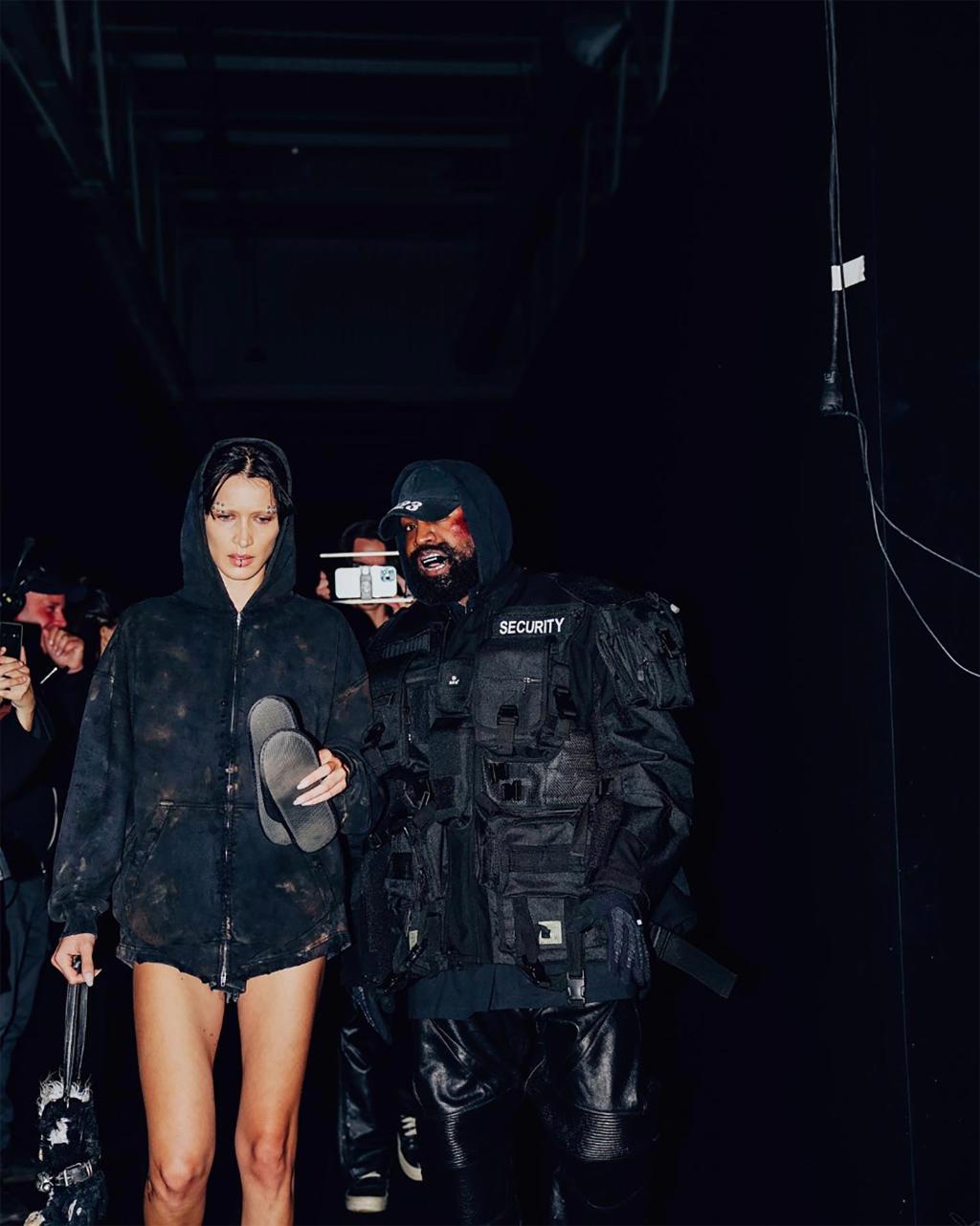 Kanye West aparece en la pasarela durante la fangosa Balenciaga Fashion Week en París
