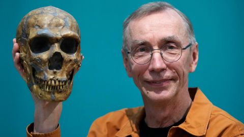 El científico sueco Svante Pääbo muestra una réplica de un esqueleto de neandertal.