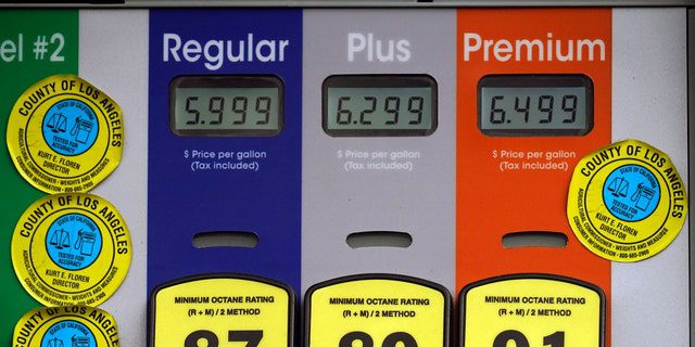 Los altos precios de la gasolina se publican en una gasolinera de servicio completo en Beverly Hills, California, el domingo 7 de noviembre de 2021. El precio promedio de la gasolina regular en los Estados Unidos ha subido 5 centavos en las últimas dos semanas, a .49 por galón.  (Foto de Associated Press/Damien Devarganis)