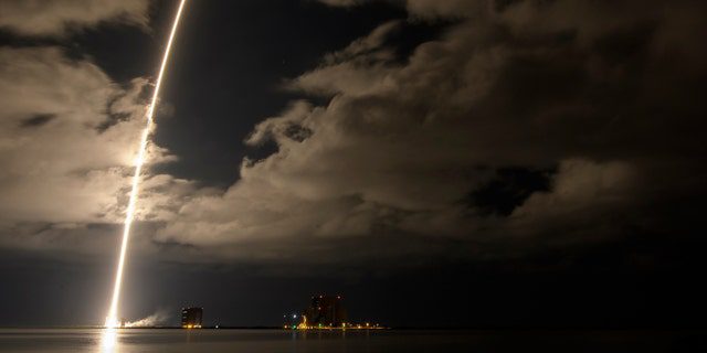 El cohete Atlas V de United Launch Alliance con la nave espacial Lucy a bordo se muestra en esta imagen de exposición de 2 minutos y 30 segundos cuando despega del Space Launch Complex 41, el sábado 16 de octubre de 2021, en la Estación de la Fuerza Espacial de Cabo Cañaveral en Florida. 