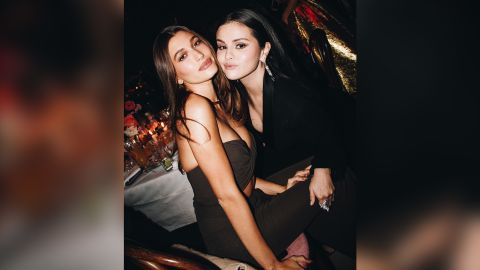 Hailey Bieber y Selena Gomez desactivaron con éxito los rumores y el odio de larga data al posar juntas en la Gala del Museo de la Academia de 2022.