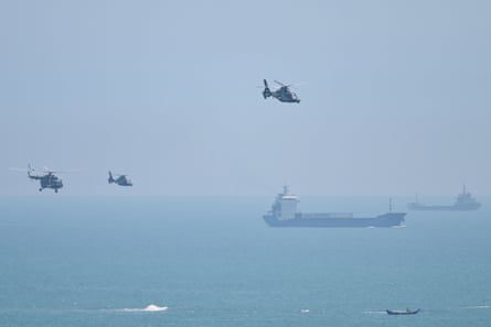 Helicópteros militares chinos sobrevuelan la isla de Pingtan, uno de los puntos más cercanos a Taiwán en China continental.