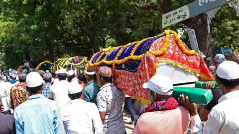 Los dolientes participan en una procesión fúnebre mientras llevan los ataúdes de las víctimas que murieron después de que un puente se derrumbara sobre el río Machu en Morbi, en el estado indio de Gujarat, el 31 de octubre de 2022. 