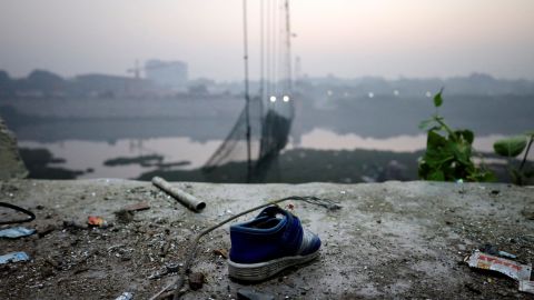 Un zapato yace cerca de un puente colgante dañado en Morbi, India, el 1 de noviembre de 2022. 