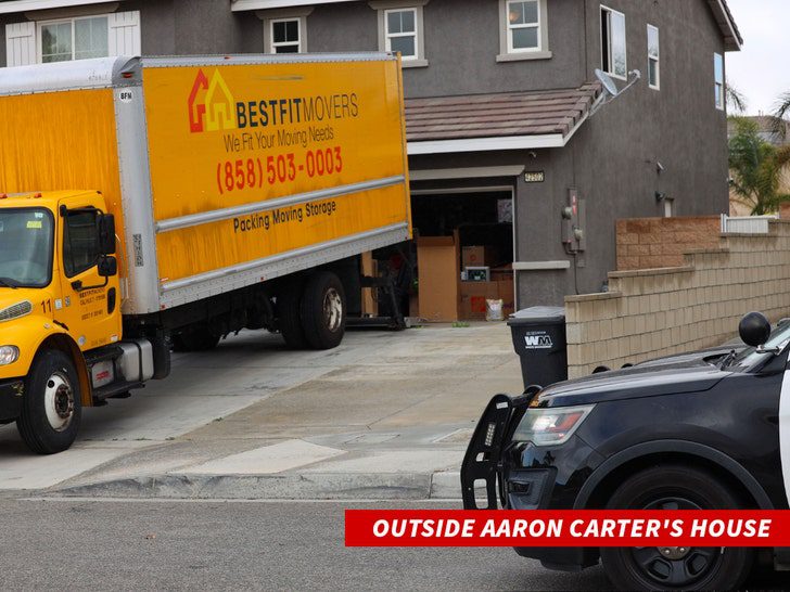 Camiones en movimiento fuera de la casa de Aaron Carter