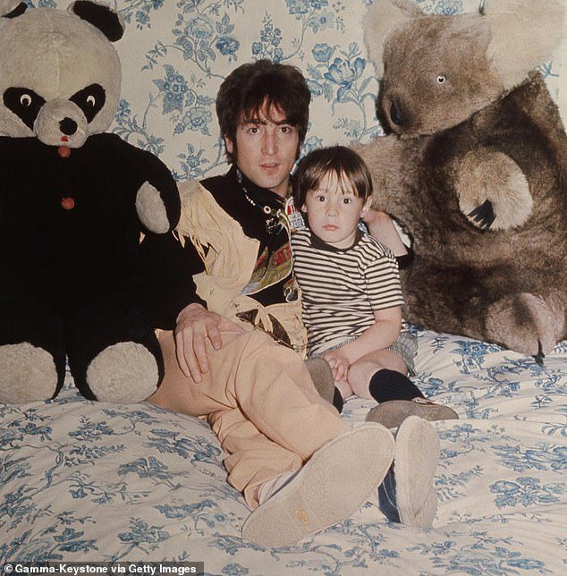 Papá manchado: John y Julian fueron fotografiados juntos en 1968 en Liverpool