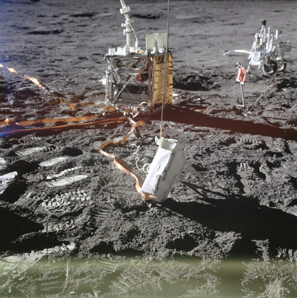 Vista cercana de dos componentes del Paquete de Experimento Lunar Apolo (ALSEP) desplegado por los astronautas del Apolo 14 durante su primer vuelo lunar.