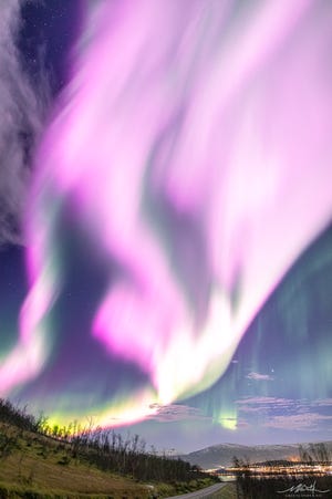 Una rara aurora boreal rosa llenó temporalmente los cielos de Noruega después de que una grieta en la magnetosfera de la Tierra permitió que el viento solar penetrara profundamente en la atmósfera terrestre.