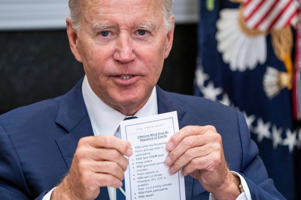 En junio, Biden mostró accidentalmente un archivo "hoja de trucos" que el presidente encargó "di hola" para los participantes en la reunión. 