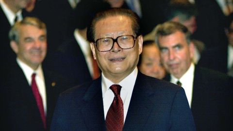 El líder chino Jiang Zemin sonríe durante una reunión con ejecutivos en el Fortune Global Forum en Hong Kong el 8 de mayo de 2001.