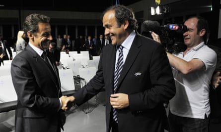 Michel Platini estrechando la mano de Nicolas Sarkozy (izquierda) en 2010.