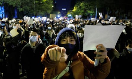 Personas con libros blancos en una protesta contra las restricciones de Covid 