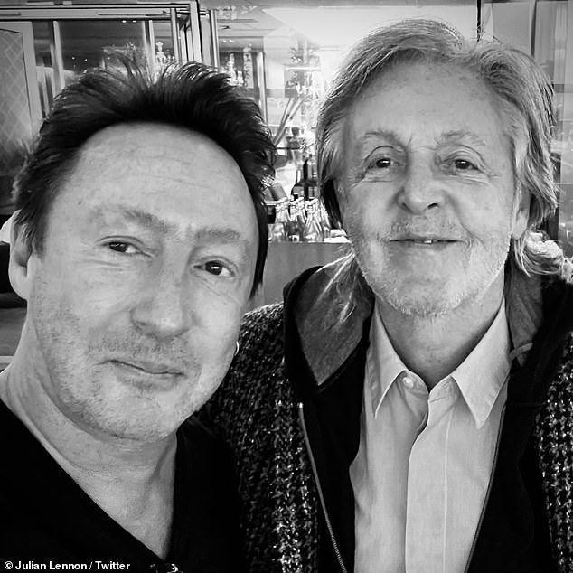 ¡Fabuloso!  El hijo de John Lennon, Julian (izquierda), recurrió a Twitter el sábado después de encontrarse con el compañero Beatle de su difunto padre, Sir Paul McCartney (derecha) en la sala del aeropuerto.