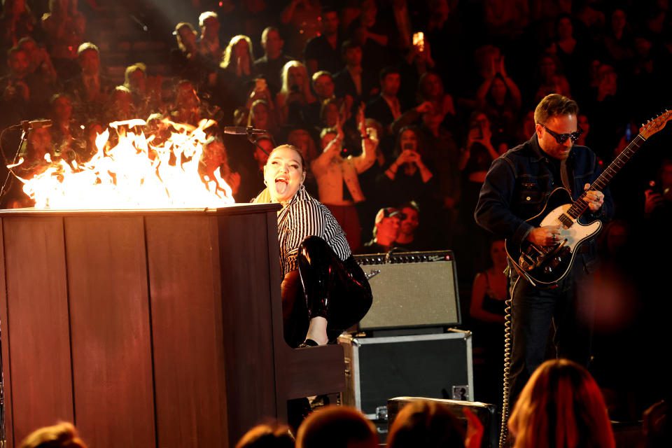 Elle King y Dan Auerbach de Black Keys se presentan en el escenario de la 56.ª Entrega Anual de los Premios CMA (Foto: Terry Wyatt/WireImage)