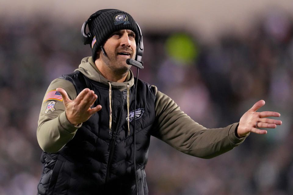 El entrenador en jefe de los Philadelphia Eagles, Nick Siriani, no estaba contento con una llamada perdida contra Washington.  (Foto de Mitchell Leaf/Getty Images)