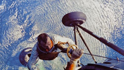 Shepard subió al helicóptero después de que se sumergiera en el Océano Atlántico a bordo de la cápsula Mercury en mayo de 1961.