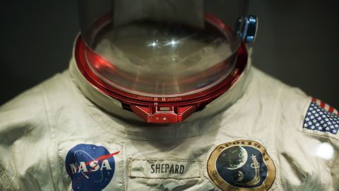 El traje EVA de Shepard está en exhibición en el Complejo de Visitantes del Centro Espacial Kennedy en Cabo Cañaveral, Florida.