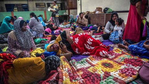 La gente se refugia en un salón comunitario en la aldea de Kandipuru después de la erupción del volcán Monte Semeru en Lumagang, Java Oriental, el 4 de diciembre de 2022.