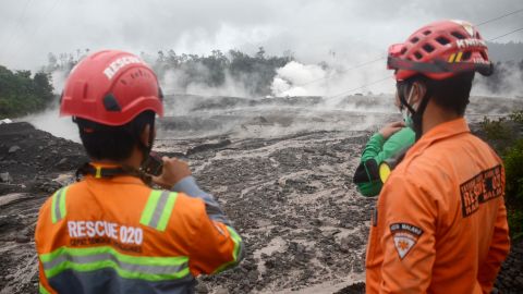 Los equipos de rescate monitorean el flujo de material volcánico de la erupción del volcán Monte Semeru, en Lumagang, Java Oriental, Indonesia, el 4 de diciembre de 2022. 
