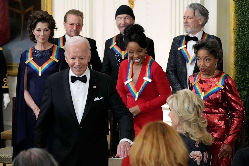 FOTO: El presidente Joe Biden extiende su brazo a la primera dama Jill Biden cuando salen del Centro Kennedy para honrar la recepción en la Casa Blanca, el 4 de diciembre de 2022, en Washington.