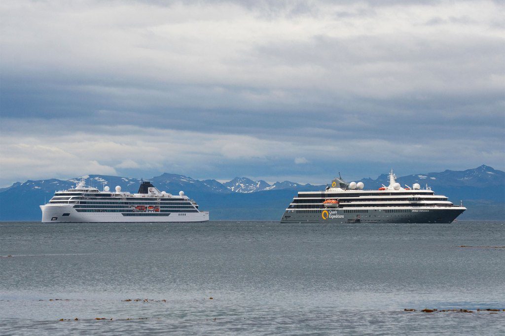 El crucero de bandera noruega Viking Polaris (L) y MV World Explorer, fletados por Quark Expeditions, atracan en las aguas del Océano Atlántico en Ushuaia, sur de Argentina, el 1 de diciembre de 2022. 