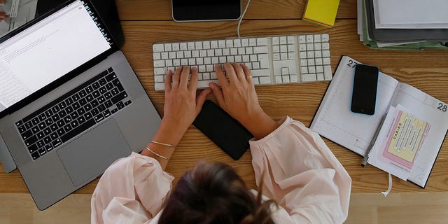 Una mujer trabaja en una computadora de escritorio en una oficina en casa en Berna, Suiza, el sábado 22 de agosto de 2020.