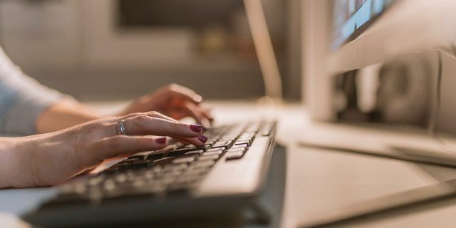 Retrato de mujeres de negocios que trabajan en la oficina con pantalla de computadora, joven gerente amorosa escribiendo en el teclado, primer plano, dedo de la mano femenina, mensaje de texto, concepto de espacio de trabajo.