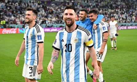 Lionel Messi de Argentina celebra tras ganar 3-0 a Croacia.