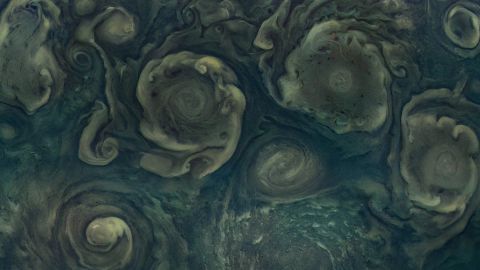 Juno capturó el huracán más septentrional de Júpiter, visto a la derecha a lo largo del borde inferior de la imagen.