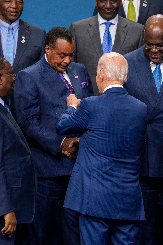 Biden habla con el presidente de la República del Congo, Denis Sassou Nguesso, quien ha estado en el cargo durante 38 años. 