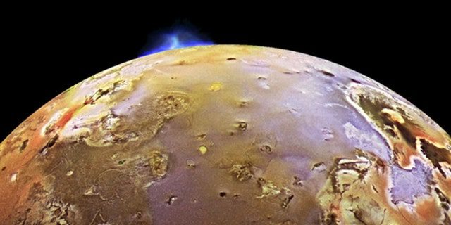 En su camino hacia los mundos helados que pueblan los confines de nuestro sistema solar, la nave espacial New Horizons de la NASA pasó por Júpiter, chocó con Io, la tercera luna más grande del planeta, y sufrió una erupción volcánica. 