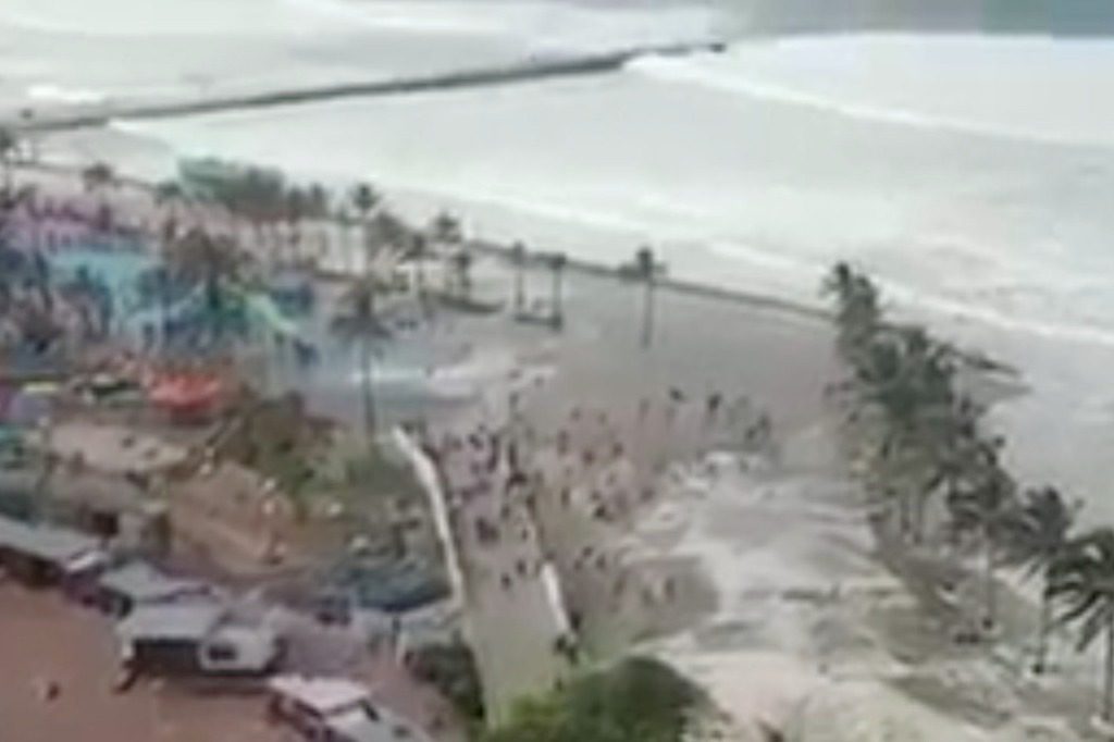 La ola afectó a más de 100 personas, requiriendo la asistencia de 35 rescatistas.