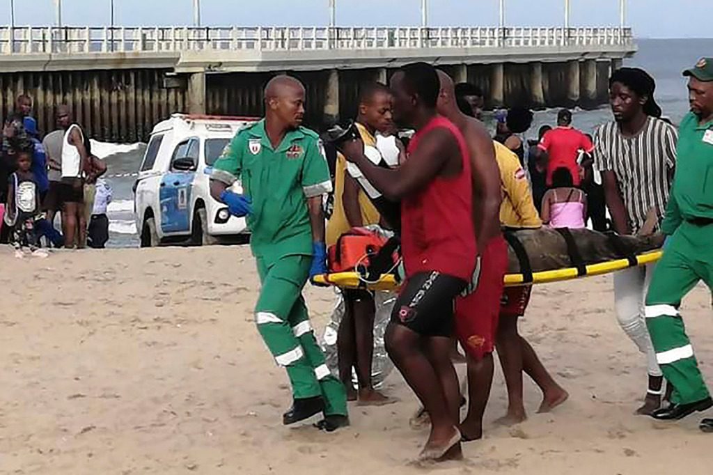 Los paramédicos llevan a una persona a una camilla en la playa de Bay of Plenty en Durban, Sudáfrica.