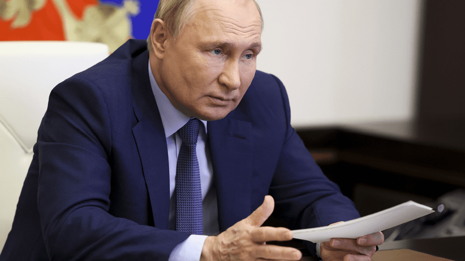 El presidente ruso Vladimir Putin celebra una reunión cerca de Moscú