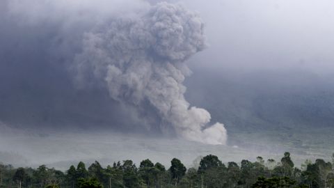 Monte Semeru miles de personas evacuadas tras la erupción del volcán en Indonesia